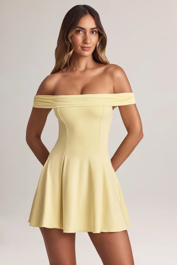 Vestido corto Jaida de modal con hombros descubiertos y corte en A en color sorbete de limón Vestido corto Jaida de modal con hombros descubiertos y corte en A en color sorbete de limón