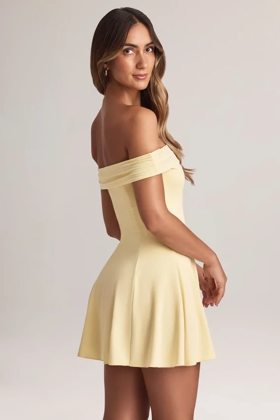Vestido corto Jaida de modal con hombros descubiertos y corte en A en color sorbete de limón Vestido corto Jaida de modal con hombros descubiertos y corte en A en color sorbete de limón
