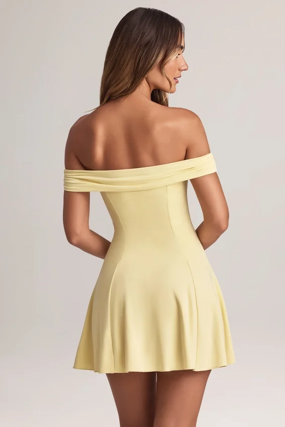 Vestido corto Jaida de modal con hombros descubiertos y corte en A en color sorbete de limón Vestido corto Jaida de modal con hombros descubiertos y corte en A en color sorbete de limón