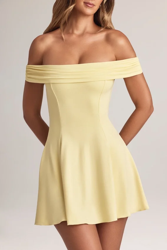 Vestido corto Jaida de modal con hombros descubiertos y corte en A en color sorbete de limón Vestido corto Jaida de modal con hombros descubiertos y corte en A en color sorbete de limón