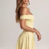 Vestido corto Jaida de modal con hombros descubiertos y corte en A en color sorbete de limón Vestido corto Jaida de modal con hombros descubiertos y corte en A en color sorbete de limón