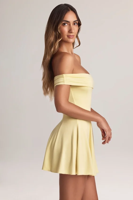Vestido corto Jaida de modal con hombros descubiertos y corte en A en color sorbete de limón Vestido corto Jaida de modal con hombros descubiertos y corte en A en color sorbete de limón