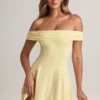 Vestido corto Jaida de modal con hombros descubiertos y corte en A en color sorbete de limón Vestido corto Jaida de modal con hombros descubiertos y corte en A en color sorbete de limón