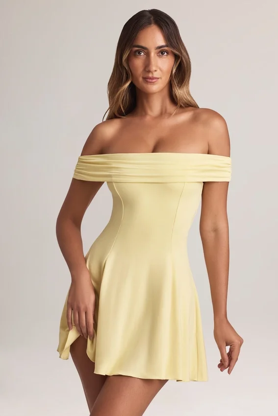 Vestido corto Jaida de modal con hombros descubiertos y corte en A en color sorbete de limón Vestido corto Jaida de modal con hombros descubiertos y corte en A en color sorbete de limón