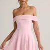 Vestido corto Jaida de modal con hombros descubiertos y corte en A en rosa bebé Vestido corto Jaida de modal con hombros descubiertos y corte en A en rosa bebé
