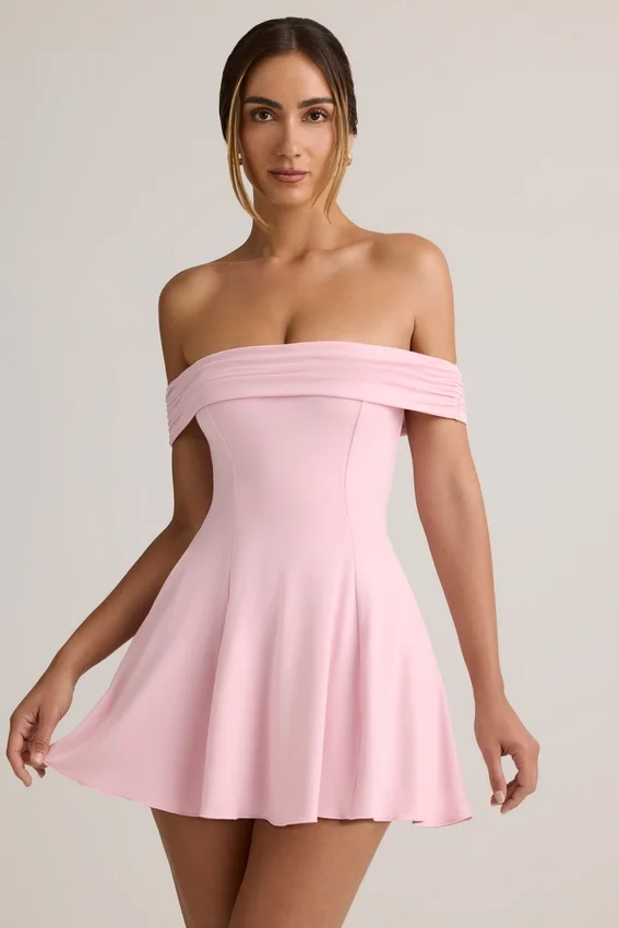 Vestido corto Jaida de modal con hombros descubiertos y corte en A en rosa bebé Vestido corto Jaida de modal con hombros descubiertos y corte en A en rosa bebé