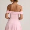 Vestido corto Jaida de modal con hombros descubiertos y corte en A en rosa bebé Vestido corto Jaida de modal con hombros descubiertos y corte en A en rosa bebé
