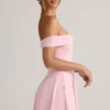 Vestido corto Jaida de modal con hombros descubiertos y corte en A en rosa bebé Vestido corto Jaida de modal con hombros descubiertos y corte en A en rosa bebé