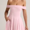 Vestido corto Jaida de modal con hombros descubiertos y corte en A en rosa bebé Vestido corto Jaida de modal con hombros descubiertos y corte en A en rosa bebé