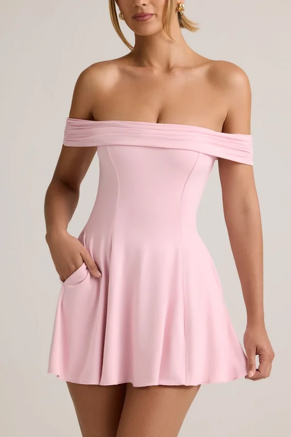 Vestido corto Jaida de modal con hombros descubiertos y corte en A en rosa bebé Vestido corto Jaida de modal con hombros descubiertos y corte en A en rosa bebé