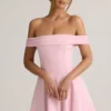 Vestido corto Jaida de modal con hombros descubiertos y corte en A en rosa bebé Vestido corto Jaida de modal con hombros descubiertos y corte en A en rosa bebé