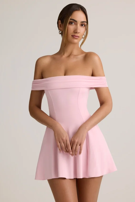 Vestido corto Jaida de modal con hombros descubiertos y corte en A en rosa bebé Vestido corto Jaida de modal con hombros descubiertos y corte en A en rosa bebé
