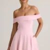 Vestido corto Jaida de modal con hombros descubiertos y corte en A en rosa bebé Vestido corto Jaida de modal con hombros descubiertos y corte en A en rosa bebé