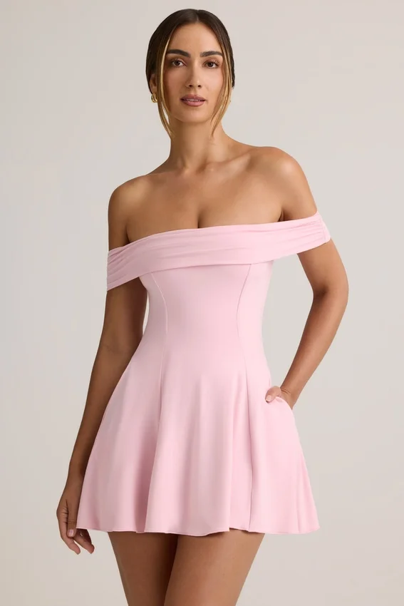 Vestido corto Jaida de modal con hombros descubiertos y corte en A en rosa bebé Vestido corto Jaida de modal con hombros descubiertos y corte en A en rosa bebé