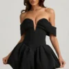 Vestido corto Jessamy con hombros descubiertos, capas y bajo abullonado en color negro Vestido corto Jessamy con hombros descubiertos, capas y bajo abullonado en color negro