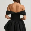 Vestido corto Jessamy con hombros descubiertos, capas y bajo abullonado en color negro Vestido corto Jessamy con hombros descubiertos, capas y bajo abullonado en color negro