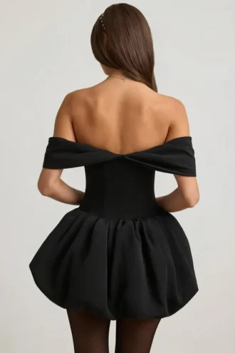 Vestido corto Jessamy con hombros descubiertos, capas y bajo abullonado en color negro