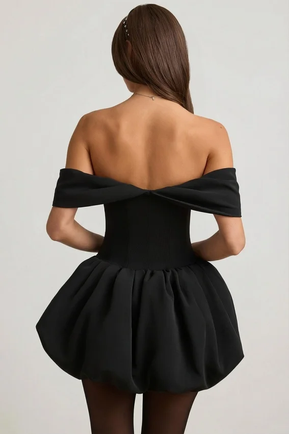 Vestido corto Jessamy con hombros descubiertos, capas y bajo abullonado en color negro Vestido corto Jessamy con hombros descubiertos, capas y bajo abullonado en color negro