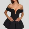 Vestido corto Jessamy con hombros descubiertos, capas y bajo abullonado en color negro Vestido corto Jessamy con hombros descubiertos, capas y bajo abullonado en color negro