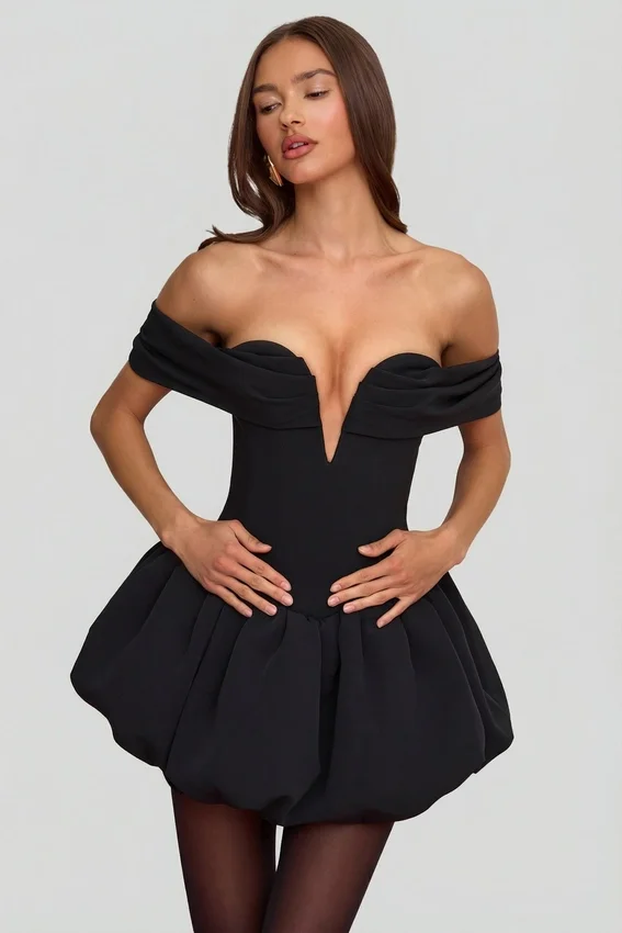 Vestido corto Jessamy con hombros descubiertos, capas y bajo abullonado en color negro Vestido corto Jessamy con hombros descubiertos, capas y bajo abullonado en color negro