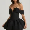 Vestido corto Jessamy con hombros descubiertos, capas y bajo abullonado en color negro Vestido corto Jessamy con hombros descubiertos, capas y bajo abullonado en color negro