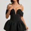 Vestido corto Jessamy con hombros descubiertos, capas y bajo abullonado en color negro Vestido corto Jessamy con hombros descubiertos, capas y bajo abullonado en color negro