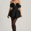 Vestido corto Jessamy con hombros descubiertos, capas y bajo abullonado en color negro Vestido corto Jessamy con hombros descubiertos, capas y bajo abullonado en color negro