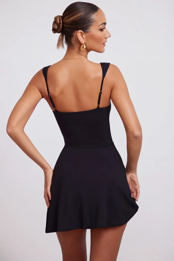Vestido corto Jolie con escote corazón en negro Vestido corto Jolie con escote corazón en negro
