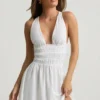 Vestido corto Kaelis con escote pronunciado y espalda cruzada en blanco Vestido corto Kaelis con escote pronunciado y espalda cruzada en blanco