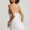 Vestido corto Kaelis con escote pronunciado y espalda cruzada en blanco Vestido corto Kaelis con escote pronunciado y espalda cruzada en blanco