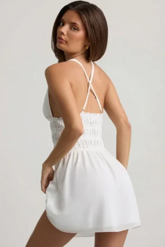 Vestido corto Kaelis con escote pronunciado y espalda cruzada en blanco