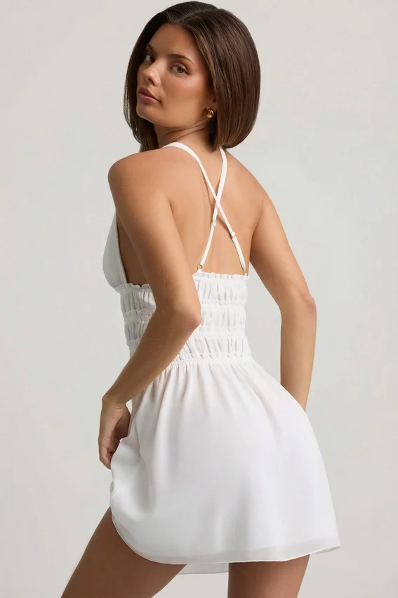 Vestido corto Kaelis con escote pronunciado y espalda cruzada en blanco Vestido corto Kaelis con escote pronunciado y espalda cruzada en blanco