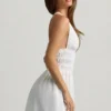 Vestido corto Kaelis con escote pronunciado y espalda cruzada en blanco Vestido corto Kaelis con escote pronunciado y espalda cruzada en blanco