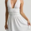 Vestido corto Kaelis con escote pronunciado y espalda cruzada en blanco Vestido corto Kaelis con escote pronunciado y espalda cruzada en blanco