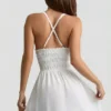 Vestido corto Kaelis con escote pronunciado y espalda cruzada en blanco Vestido corto Kaelis con escote pronunciado y espalda cruzada en blanco