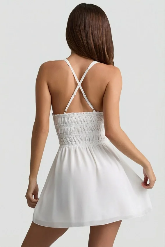 Vestido corto Kaelis con escote pronunciado y espalda cruzada en blanco Vestido corto Kaelis con escote pronunciado y espalda cruzada en blanco