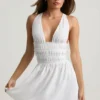 Vestido corto Kaelis con escote pronunciado y espalda cruzada en blanco Vestido corto Kaelis con escote pronunciado y espalda cruzada en blanco