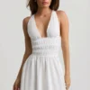 Vestido corto Kaelis con escote pronunciado y espalda cruzada en blanco Vestido corto Kaelis con escote pronunciado y espalda cruzada en blanco