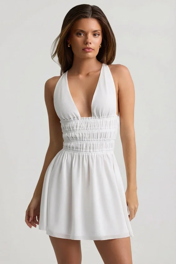 Vestido corto Kaelis con escote pronunciado y espalda cruzada en blanco Vestido corto Kaelis con escote pronunciado y espalda cruzada en blanco
