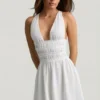 Vestido corto Kaelis con escote pronunciado y espalda cruzada en blanco Vestido corto Kaelis con escote pronunciado y espalda cruzada en blanco
