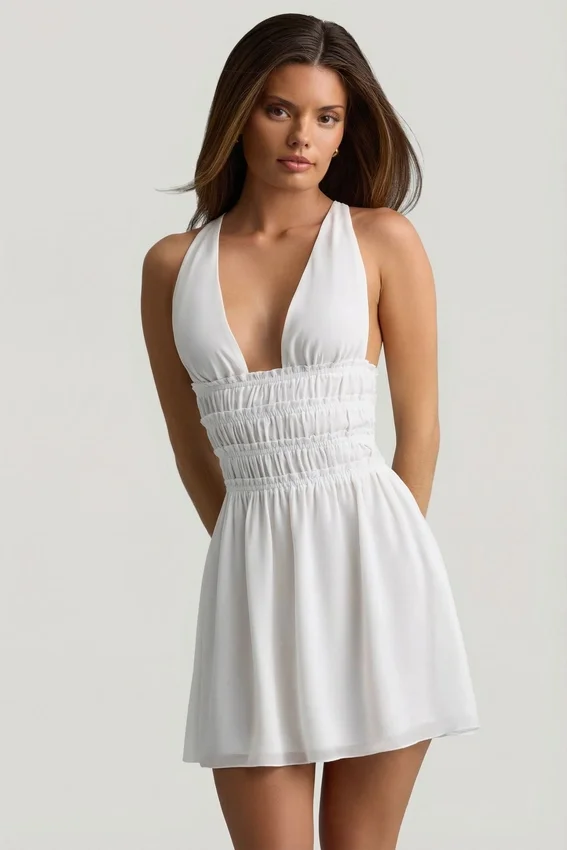 Vestido corto Kaelis con escote pronunciado y espalda cruzada en blanco Vestido corto Kaelis con escote pronunciado y espalda cruzada en blanco