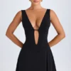 Vestido corto Kalista con escote pronunciado y aberturas en negro Vestido corto Kalista con escote pronunciado y aberturas en negro