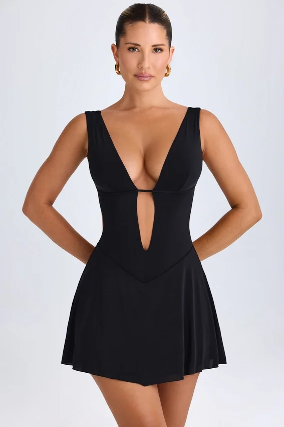 Vestido corto Kalista con escote pronunciado y aberturas en negro Vestido corto Kalista con escote pronunciado y aberturas en negro