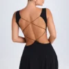 Vestido corto Kalista con escote pronunciado y aberturas en negro Vestido corto Kalista con escote pronunciado y aberturas en negro
