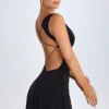 Vestido corto Kalista con escote pronunciado y aberturas en negro Vestido corto Kalista con escote pronunciado y aberturas en negro