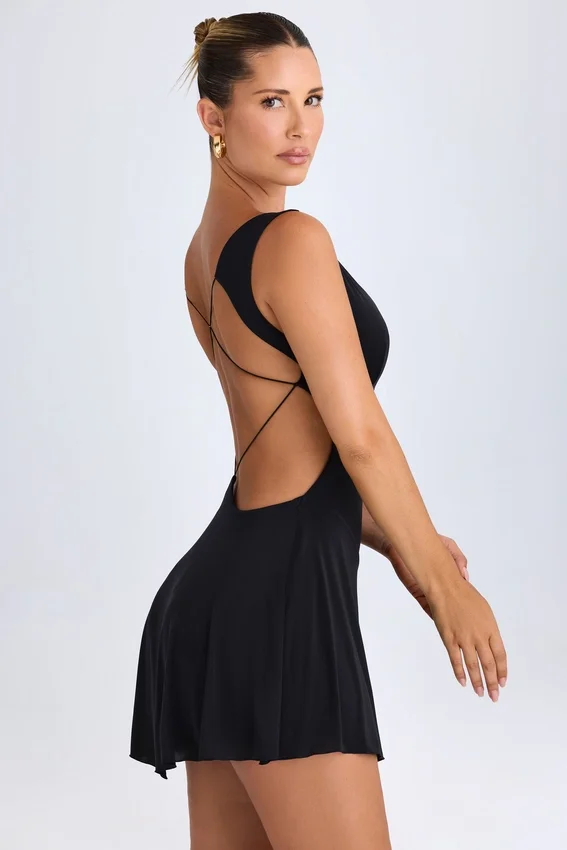 Vestido corto Kalista con escote pronunciado y aberturas en negro Vestido corto Kalista con escote pronunciado y aberturas en negro