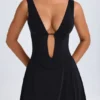 Vestido corto Kalista con escote pronunciado y aberturas en negro Vestido corto Kalista con escote pronunciado y aberturas en negro