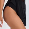 Vestido corto Kalista con escote pronunciado y aberturas en negro Vestido corto Kalista con escote pronunciado y aberturas en negro
