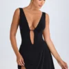 Vestido corto Kalista con escote pronunciado y aberturas en negro Vestido corto Kalista con escote pronunciado y aberturas en negro