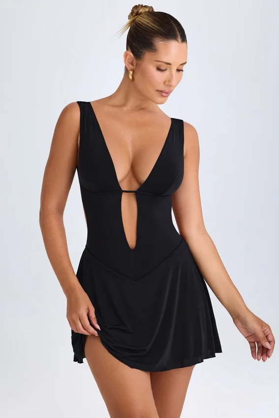 Vestido corto Kalista con escote pronunciado y aberturas en negro Vestido corto Kalista con escote pronunciado y aberturas en negro